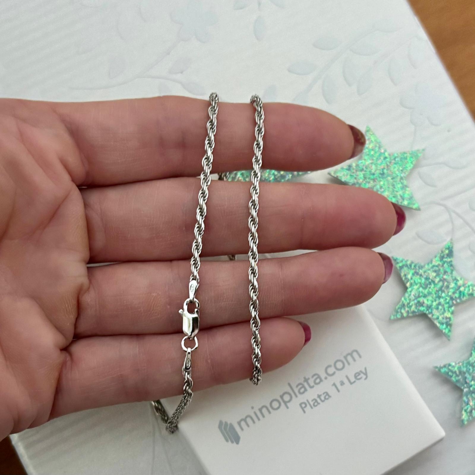 Cordón salomónico unisex de Plata de ley con baño de rodio un diseño clásico y atemporal ¿Buscas Cordones y Cadenas de Plata de ley?, descubre en Mino 3