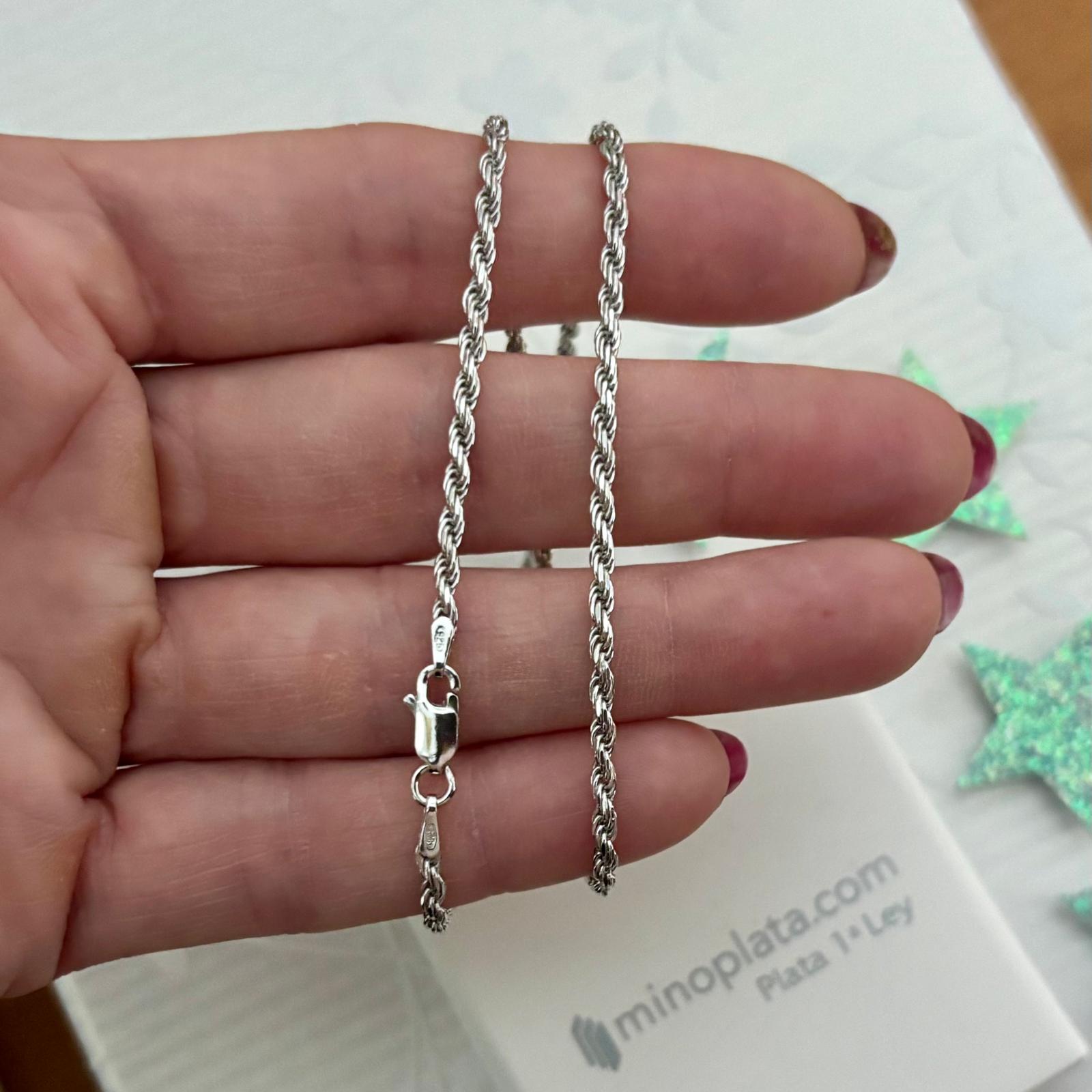 Cordón salomónico unisex de Plata de ley con baño de rodio un diseño clásico y atemporal ¿Buscas Cordones y Cadenas de Plata de ley?, descubre en Mino