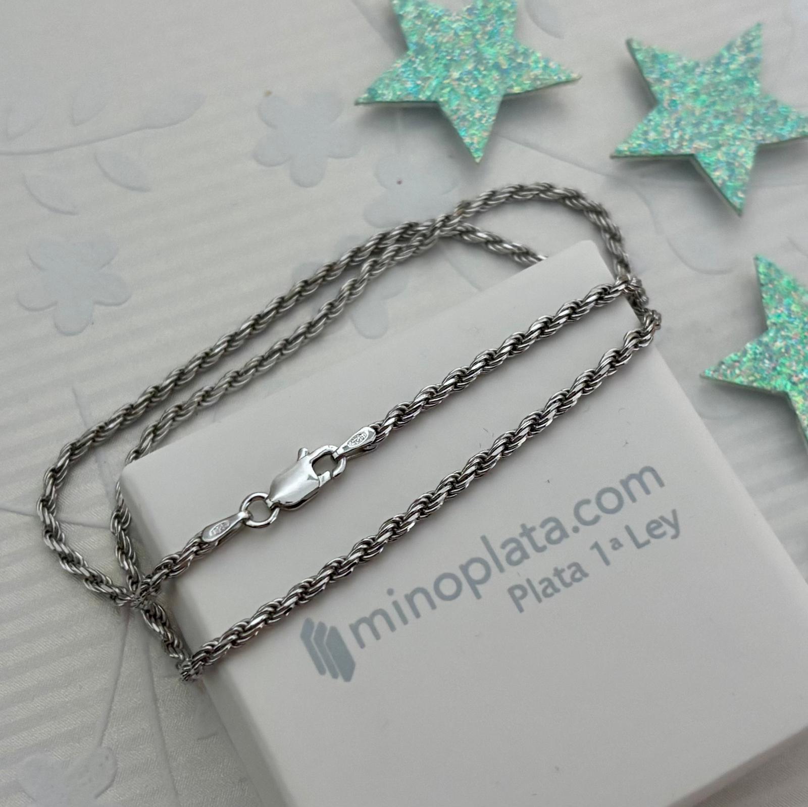 Cordón salomónico unisex de Plata de ley con baño de rodio un diseño clásico y atemporal ¿Buscas Cordones y Cadenas de Plata de ley?, descubre en Mino 4