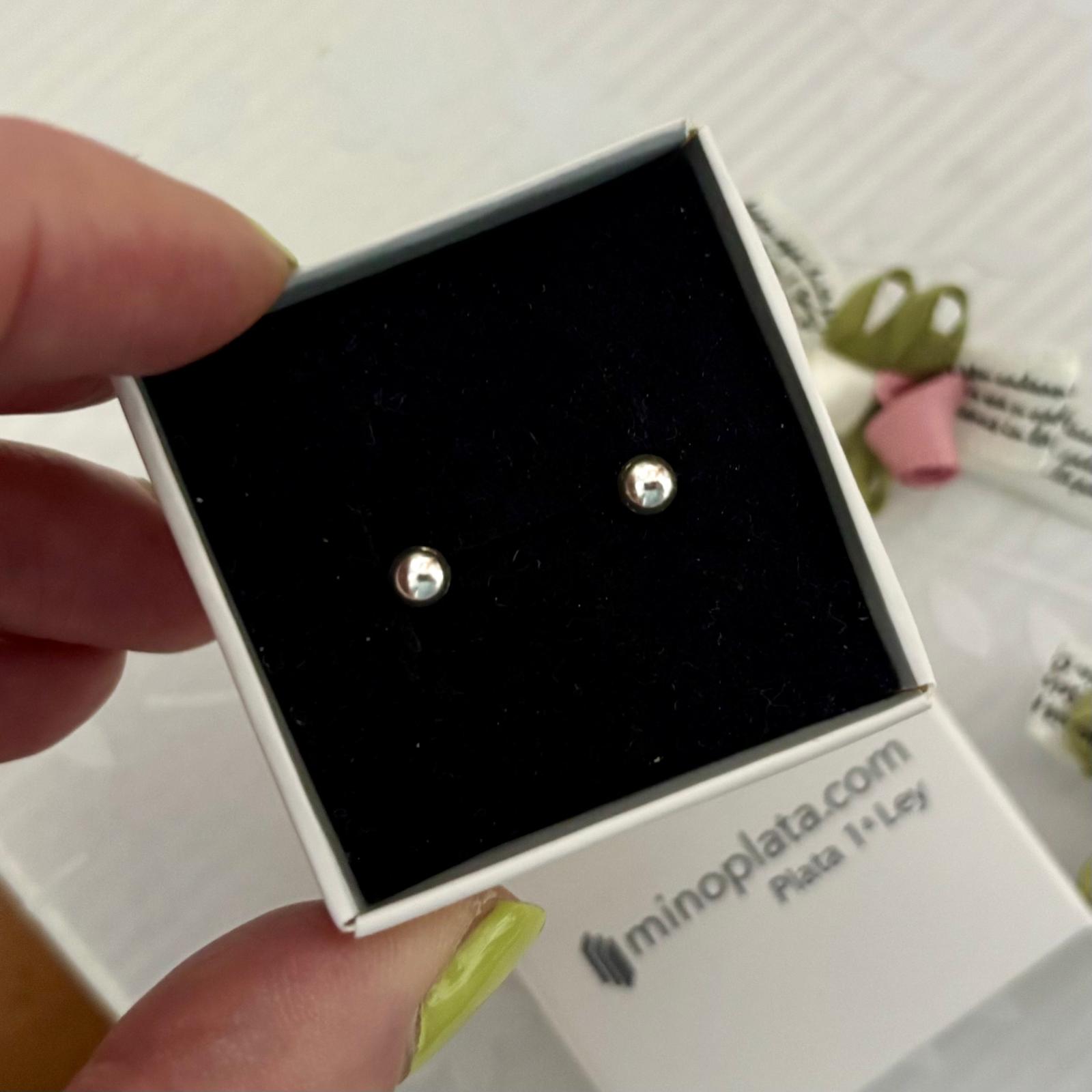 Pendientes bola 4mm de Plata de ley con cierre rosca de seguridad 4