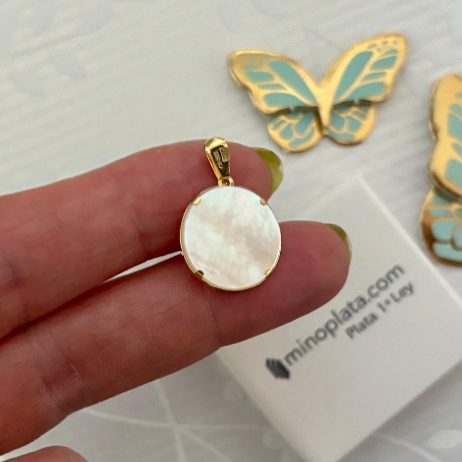 Medalla Virgen Niña de Plata chapada en Oro con Nácar 16mm 3