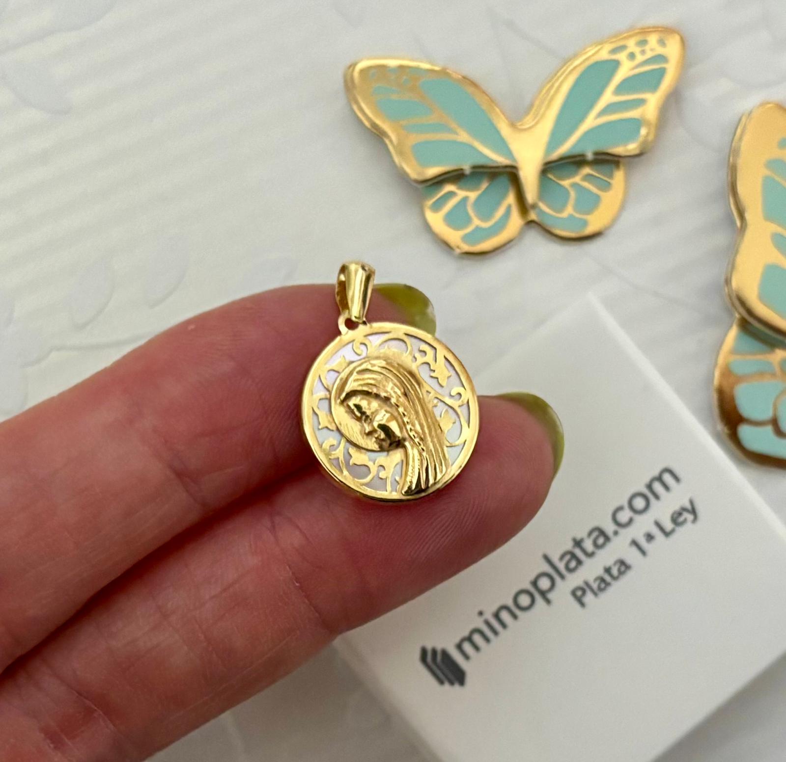 Medalla Virgen Niña de Plata chapada en Oro con Nácar 16mm