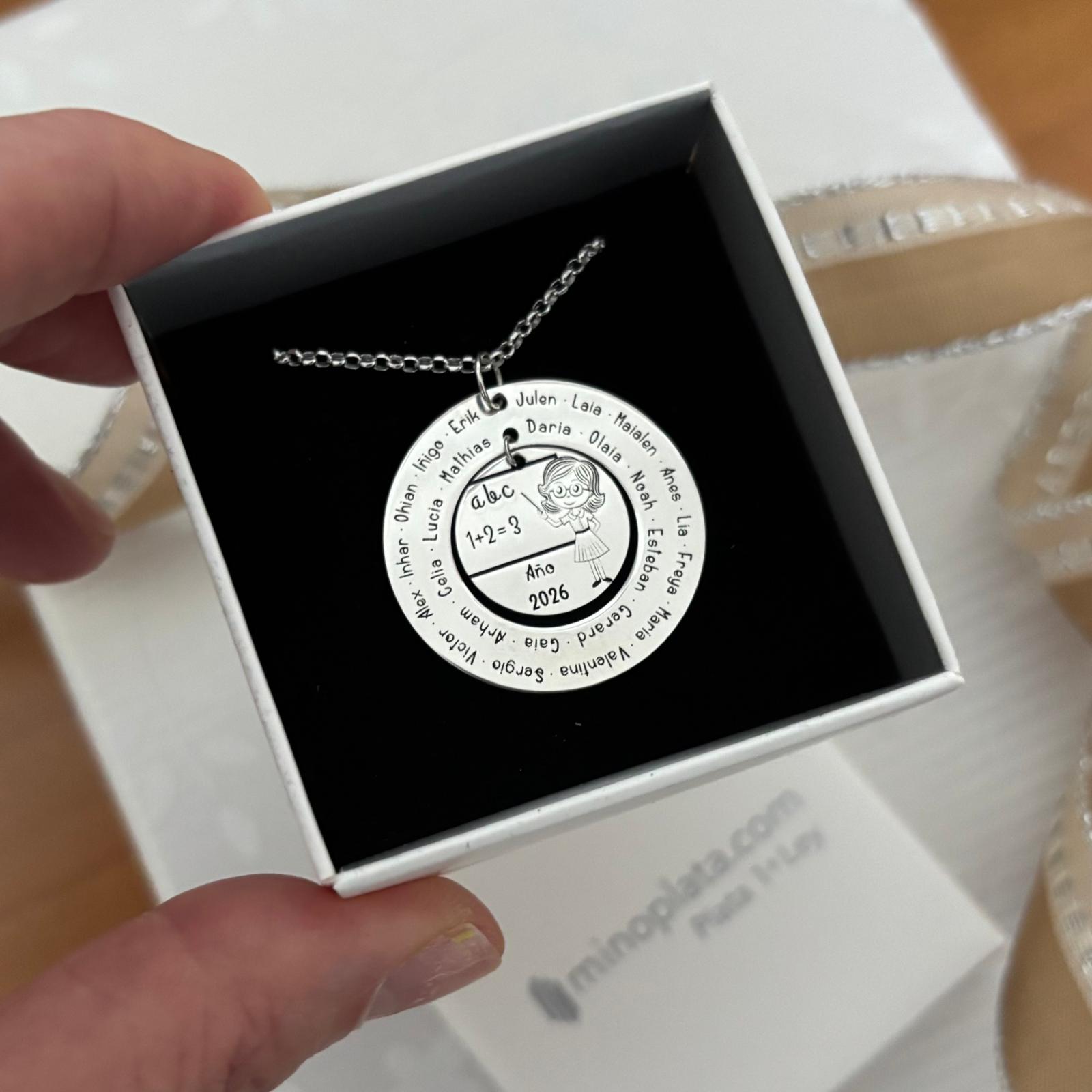 Gargantilla personalizada maestra con nombre alumnos en Plata de ley 925 4