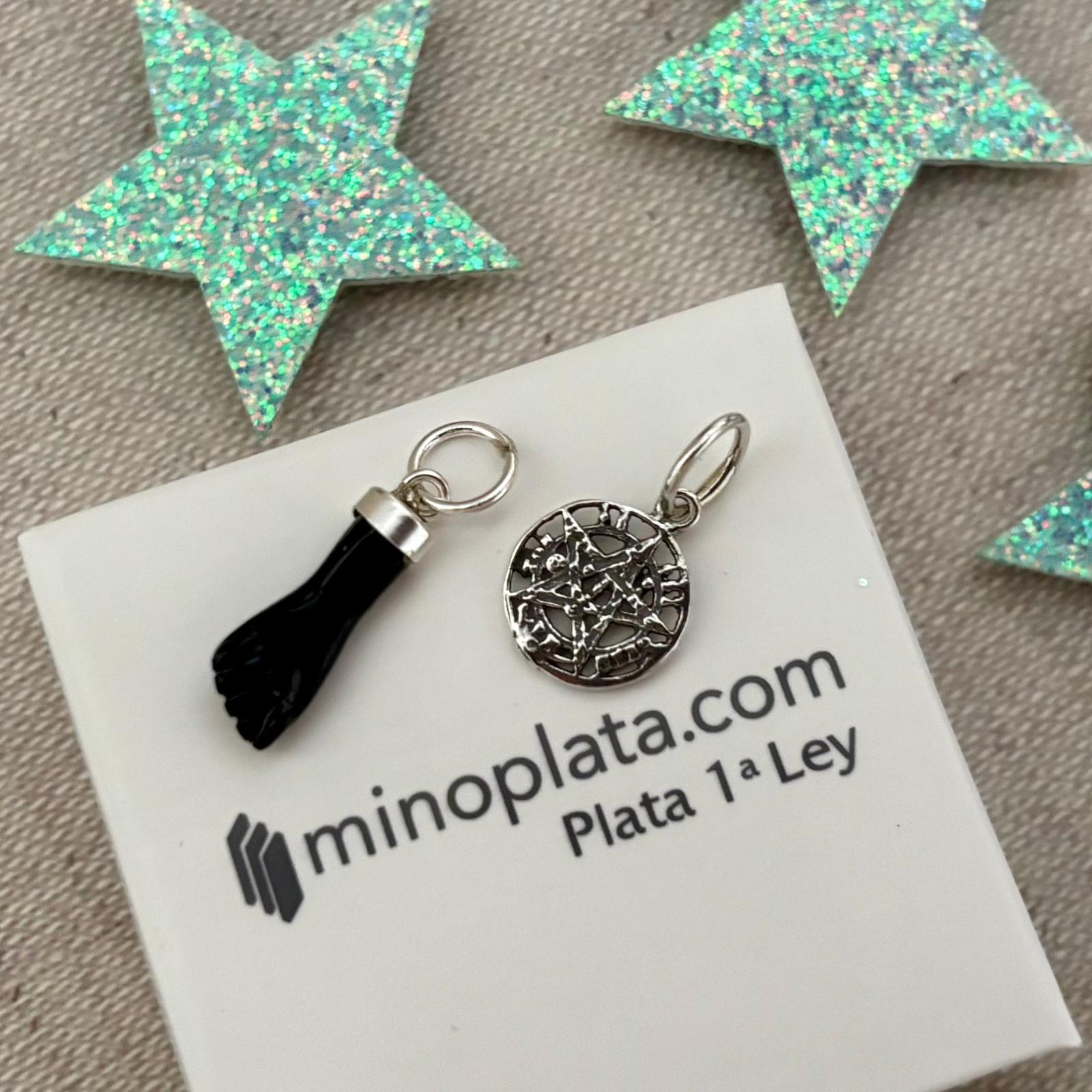 Set amuletos de protección puño higa negro 15mm y colgante tetragramatón 10mm de Plata 3