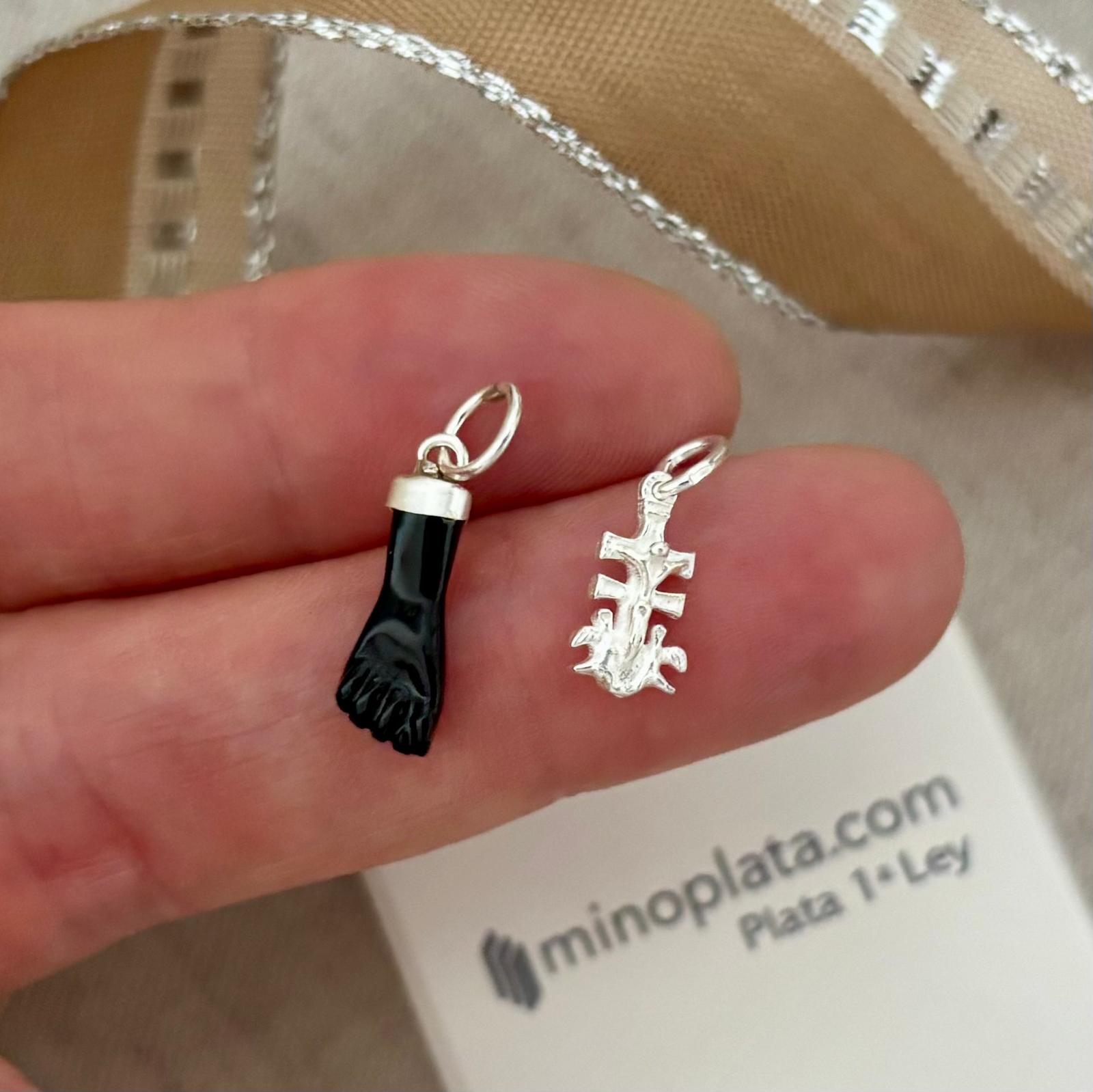 Set amuletos protección higa mano negra 15mm y cruz de Caravaca 10mm de Plata de ley