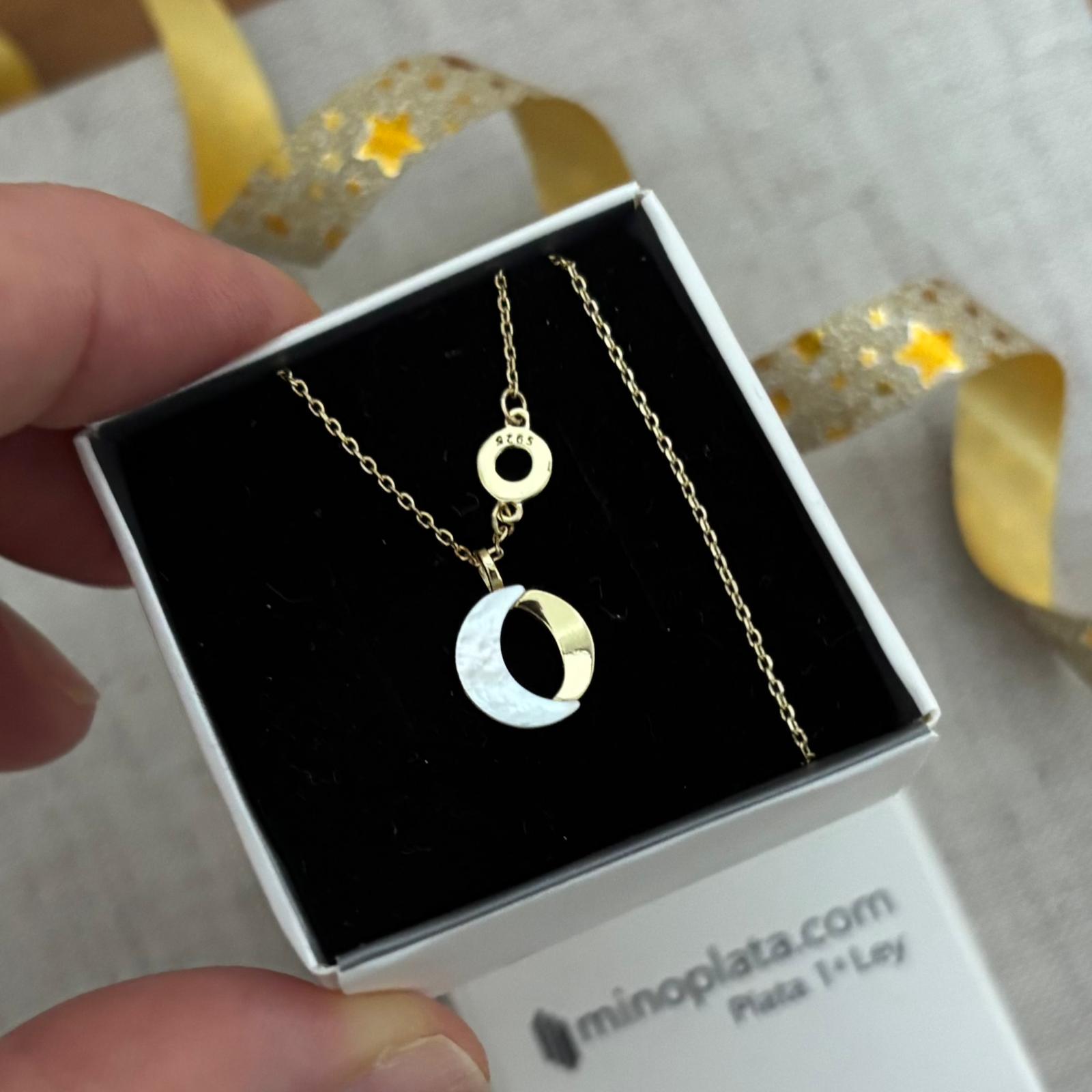 Gargantilla luna de Plata chapada en Oro con Nácar blanco