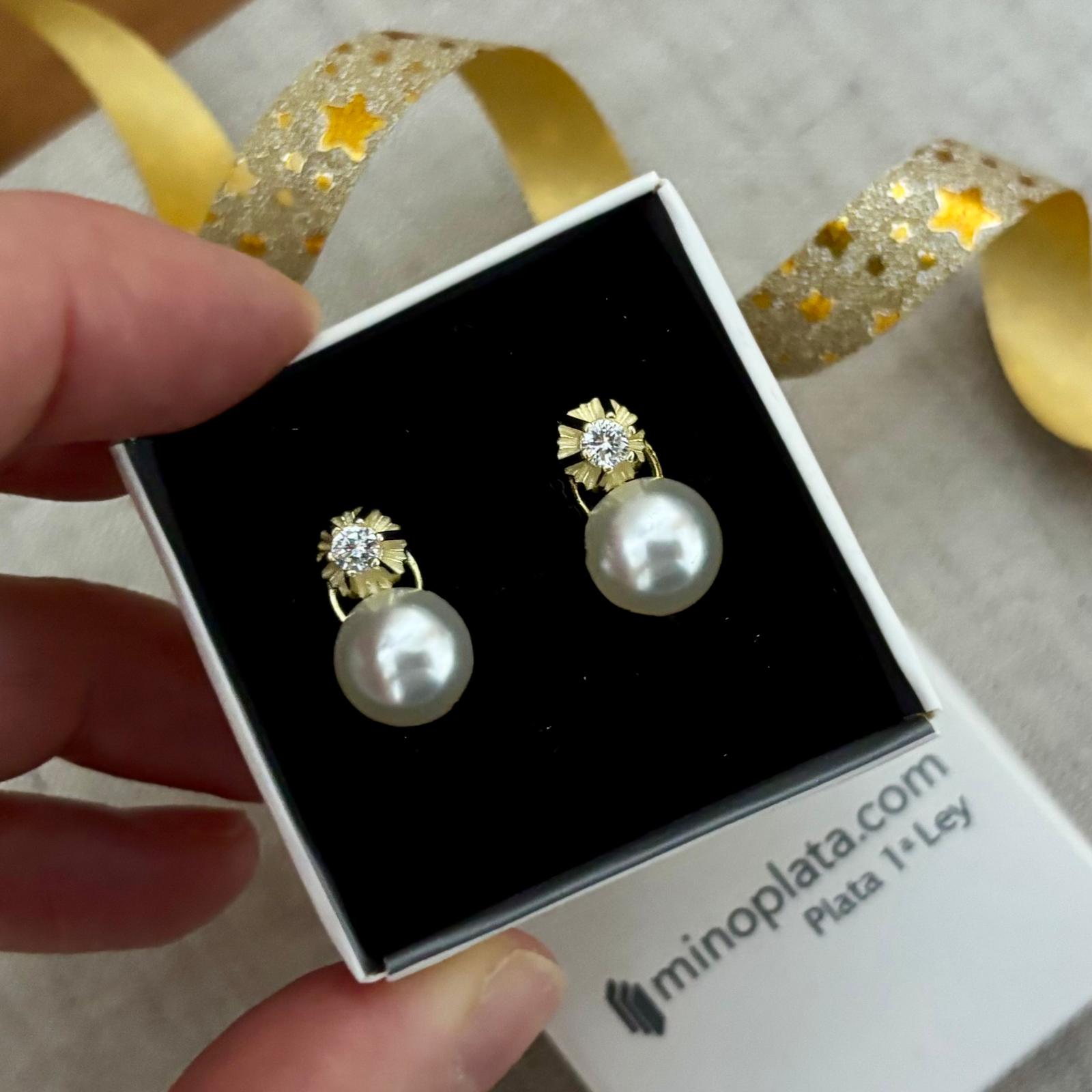 Pendientes de Plata de ley chapada oro Perlas cultivadas 10mm con Circonitas y cierre omega 3