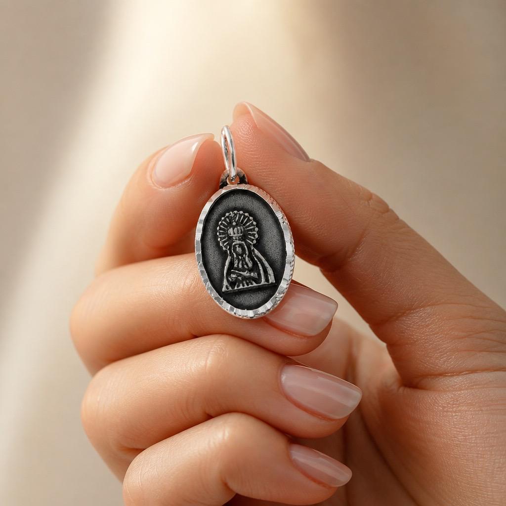 Medalla ovalada Virgen Macarena de Plata de ley vieja