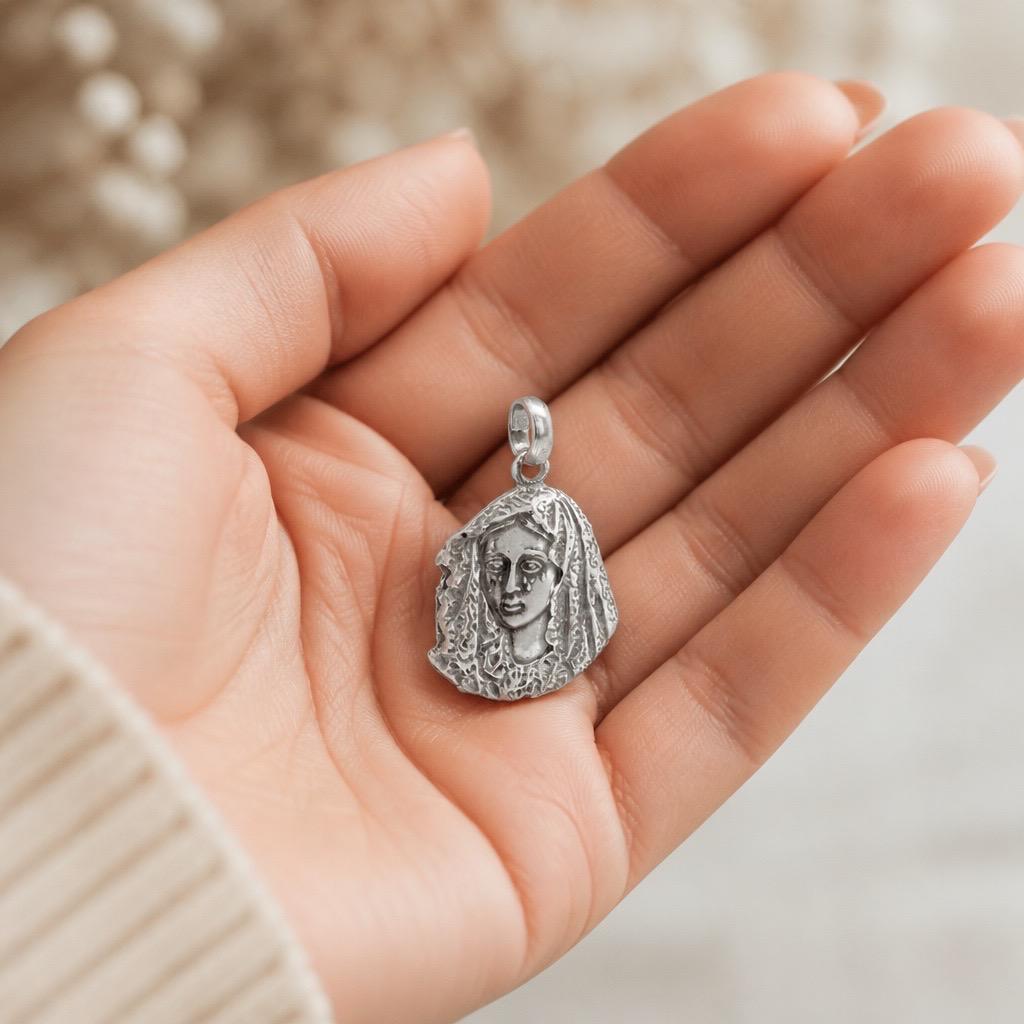 Colgante silueta Virgen de la Esperanza de Plata envejecida