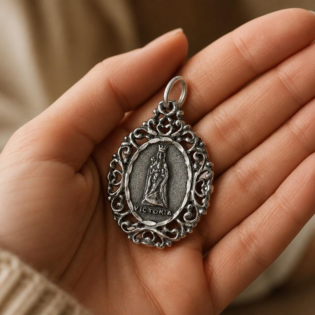 Medalla Virgen de la Victoria de Plata de ley envejecida 3