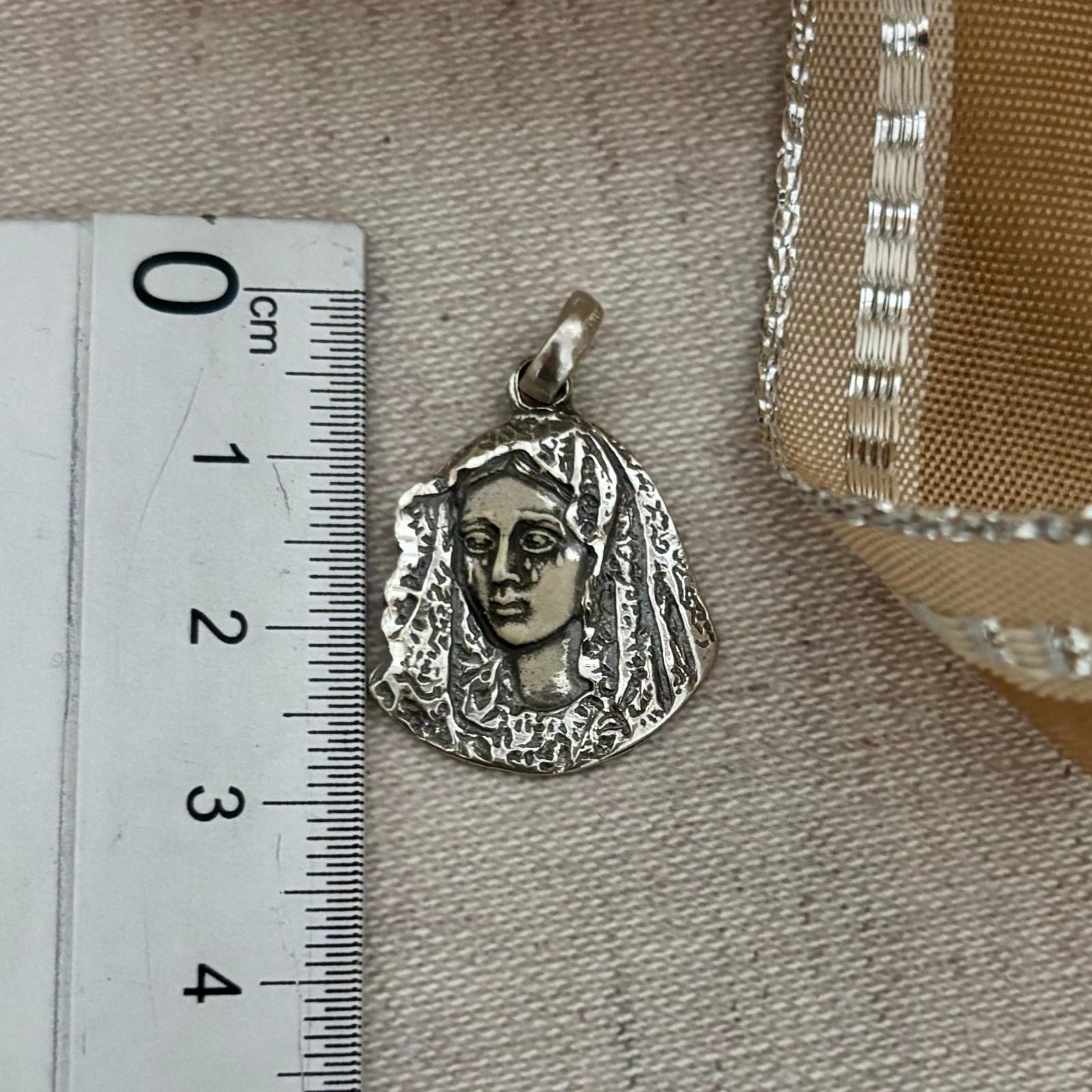 Colgante silueta Virgen de la Esperanza de Plata envejecida 3