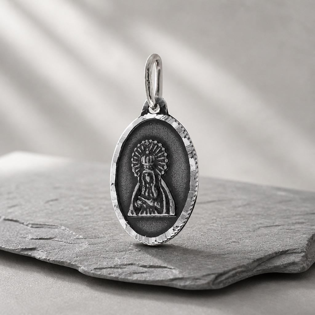 Medalla ovalada Virgen Macarena de Plata de ley vieja 3