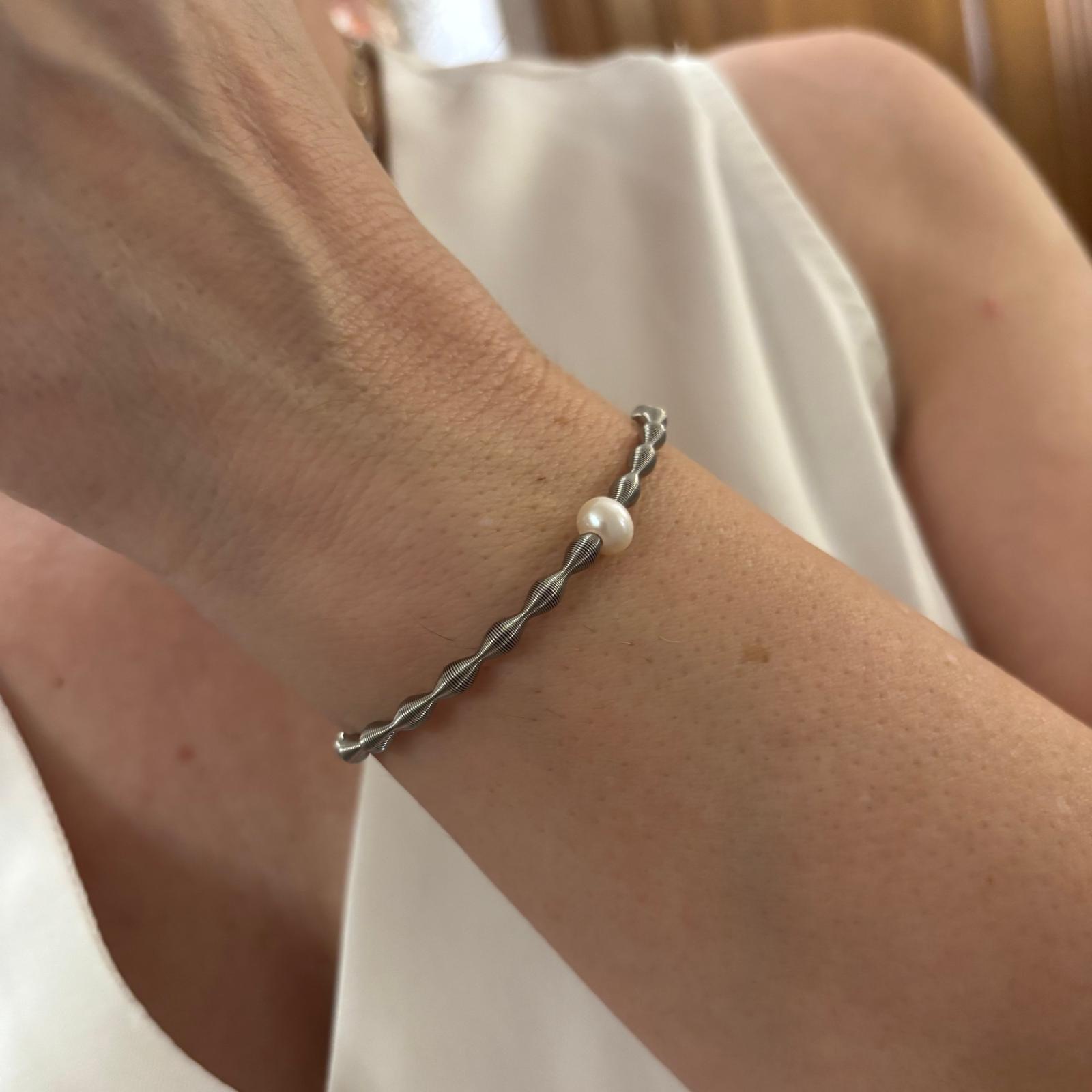 Pulsera elástica ondas de Acero con Perla cultivada 6mm