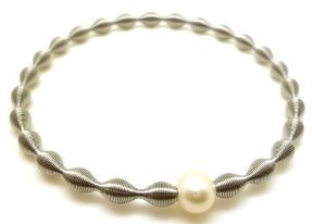 Pulsera elástica ondas de Acero con Perla cultivada 6mm