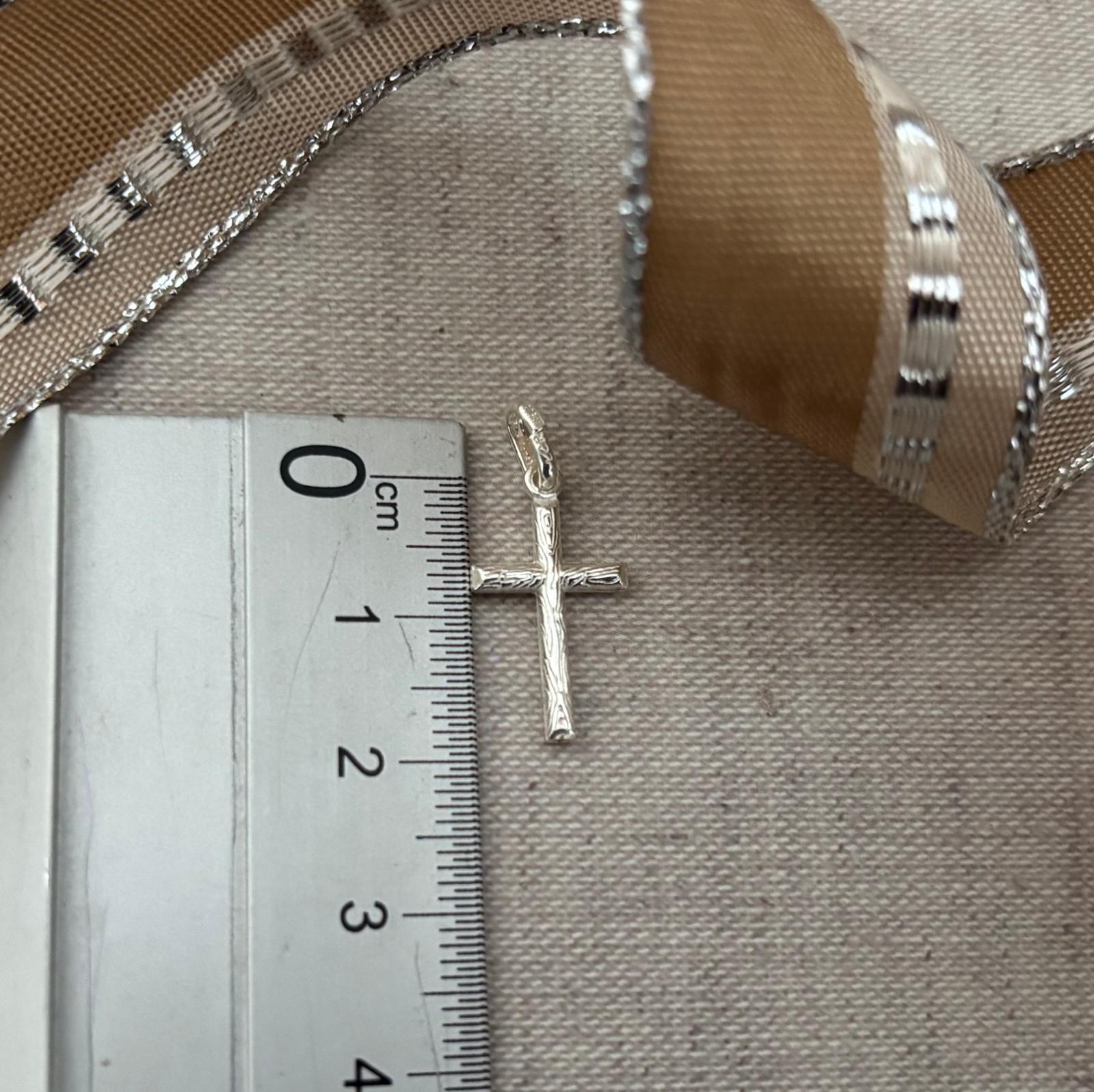 Cruz pequeña de Plata de ley 925 efecto madera 11x20mm