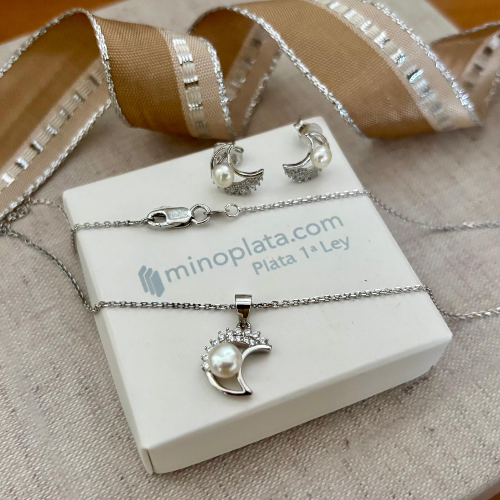 Juego Pendientes y Collar de Plata rodiada con Circonitas y Perlas cultivadas