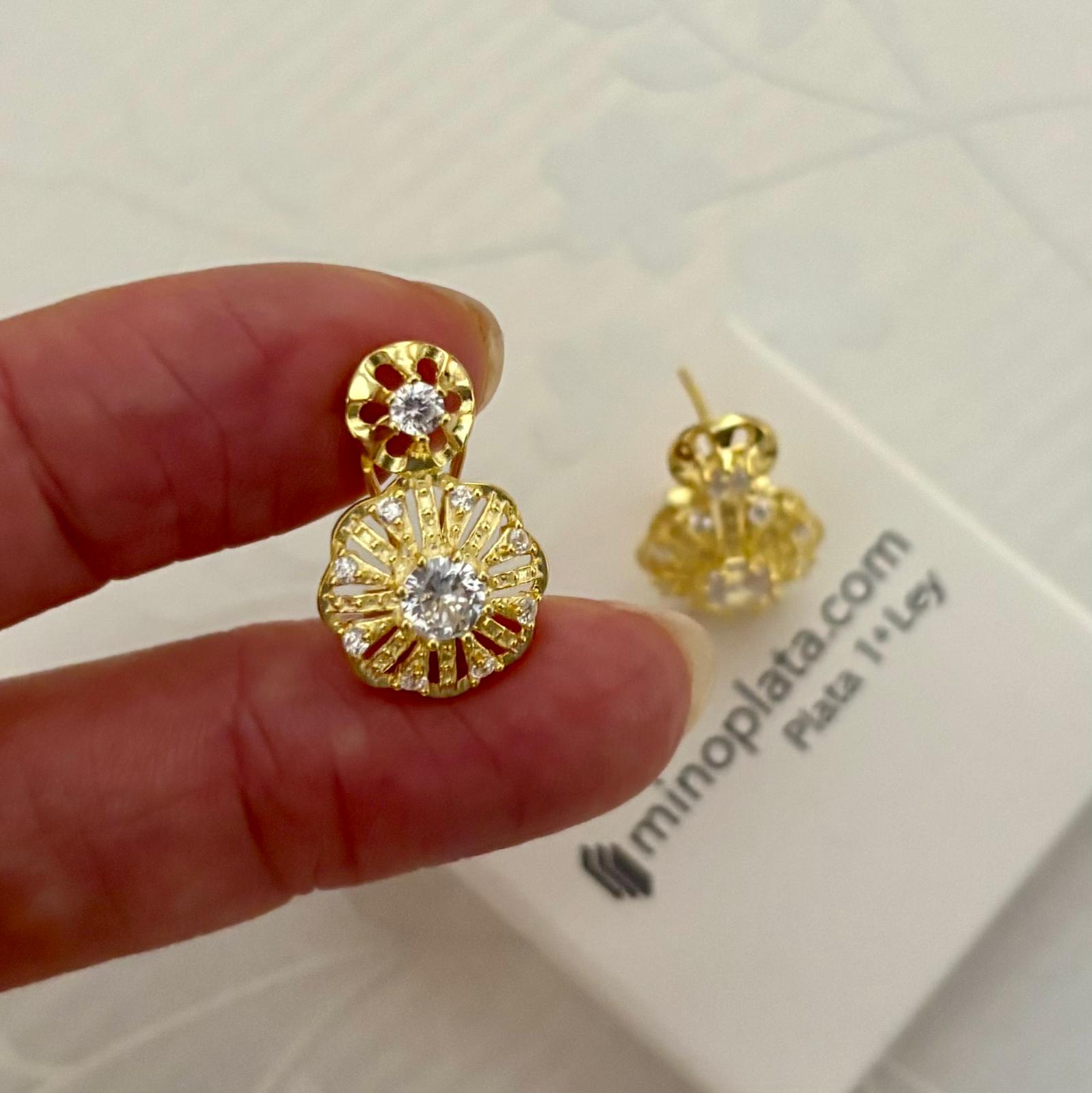 Pendientes calados de Plata de ley chapada en Oro con Circonitas y cierre omega