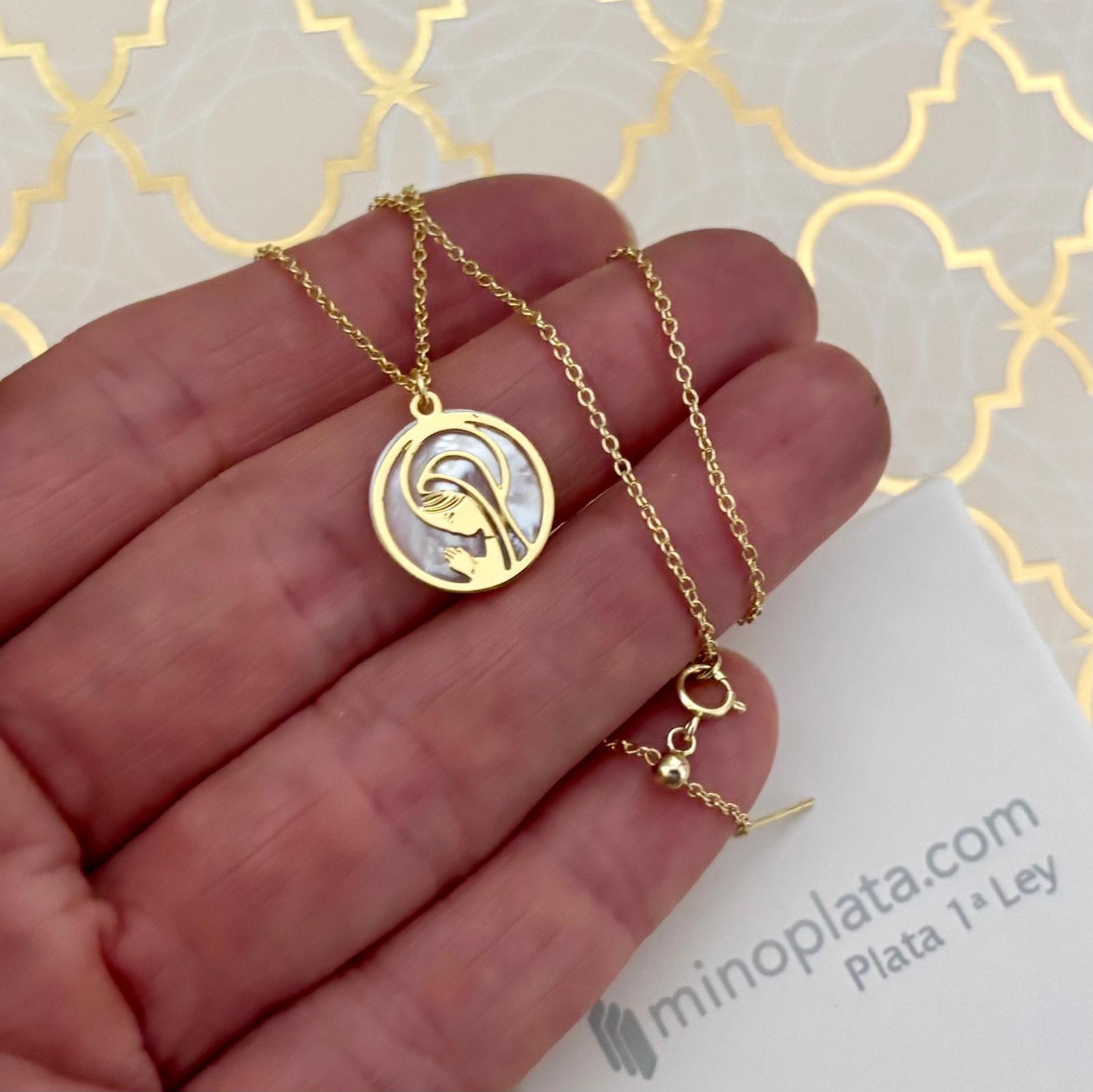 Gargantilla con medalla de la Virgen Niña en Plata dorada y nácar 3