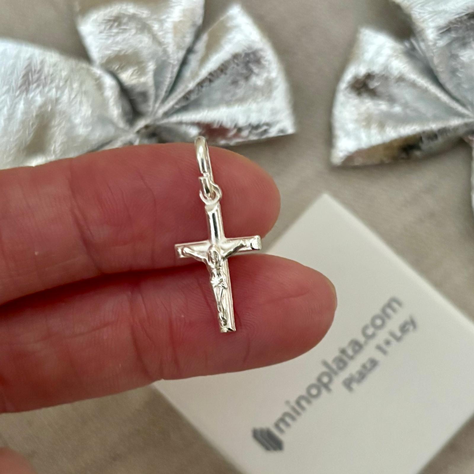Crucifijo pequeño con figura de Cristo en relieve 11x20mm de Plata de ley 925