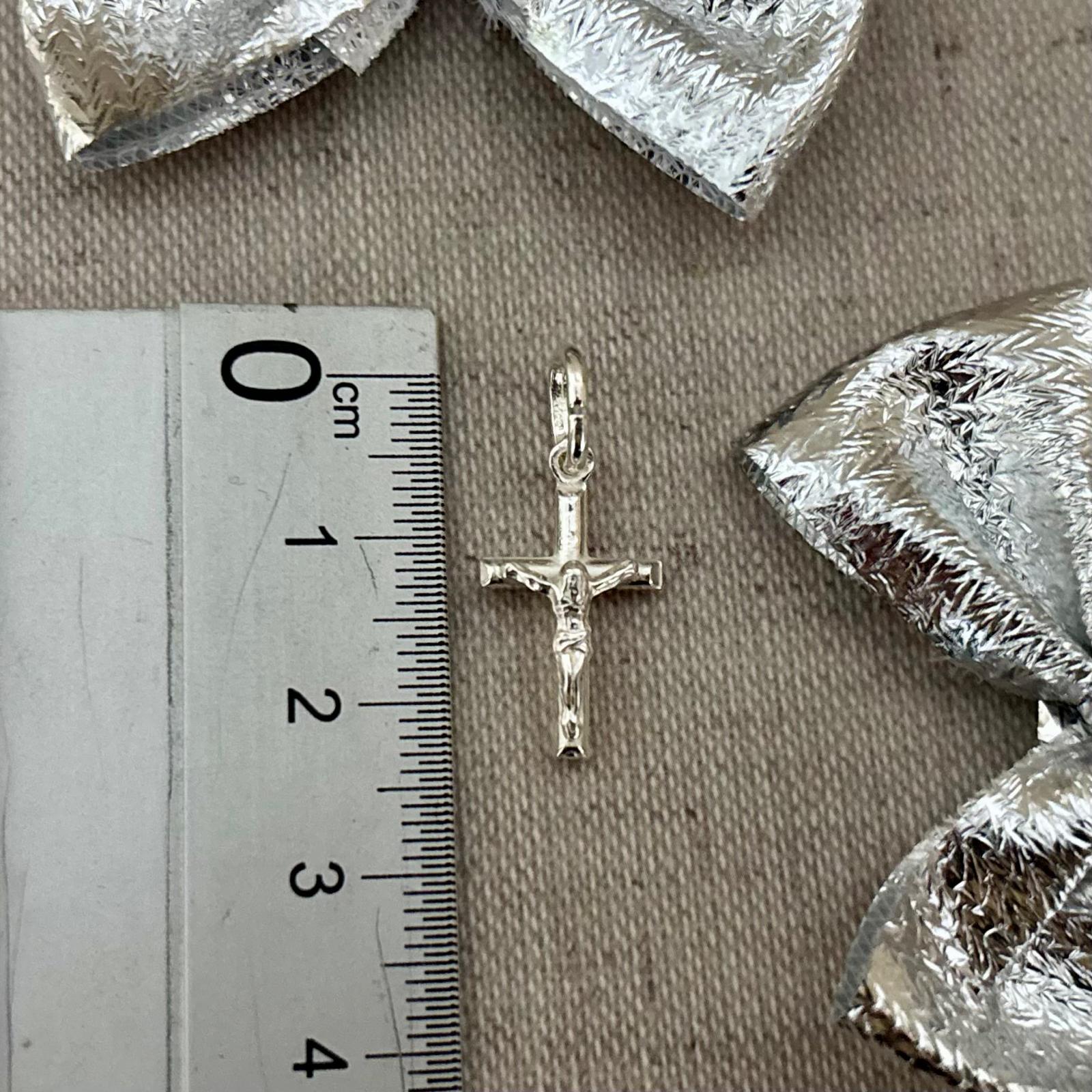 Crucifijo pequeño con figura de Cristo en relieve 11x20mm de Plata de ley 925 3