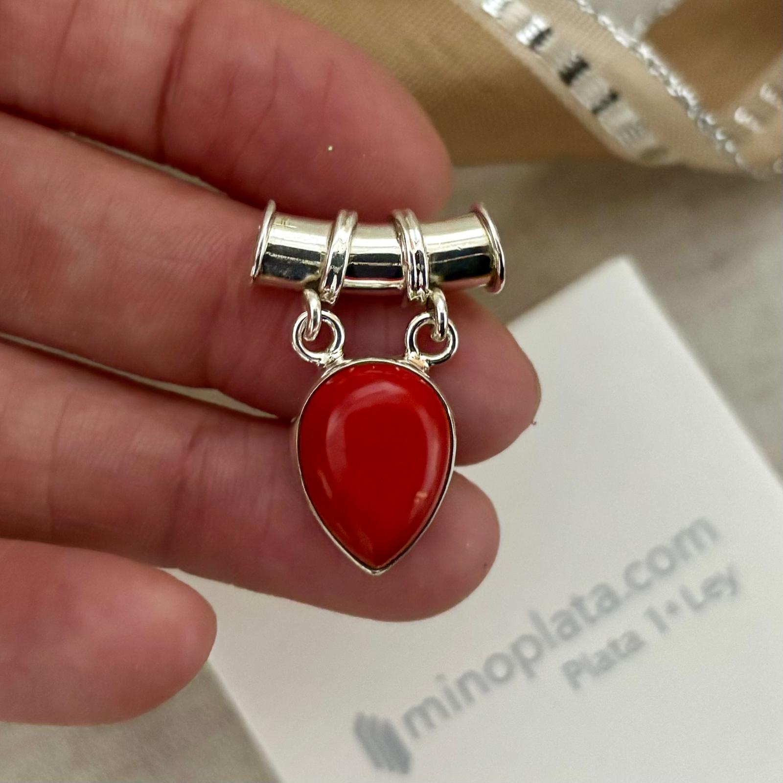 Colgante gota coral rojo en Plata de ley 925
