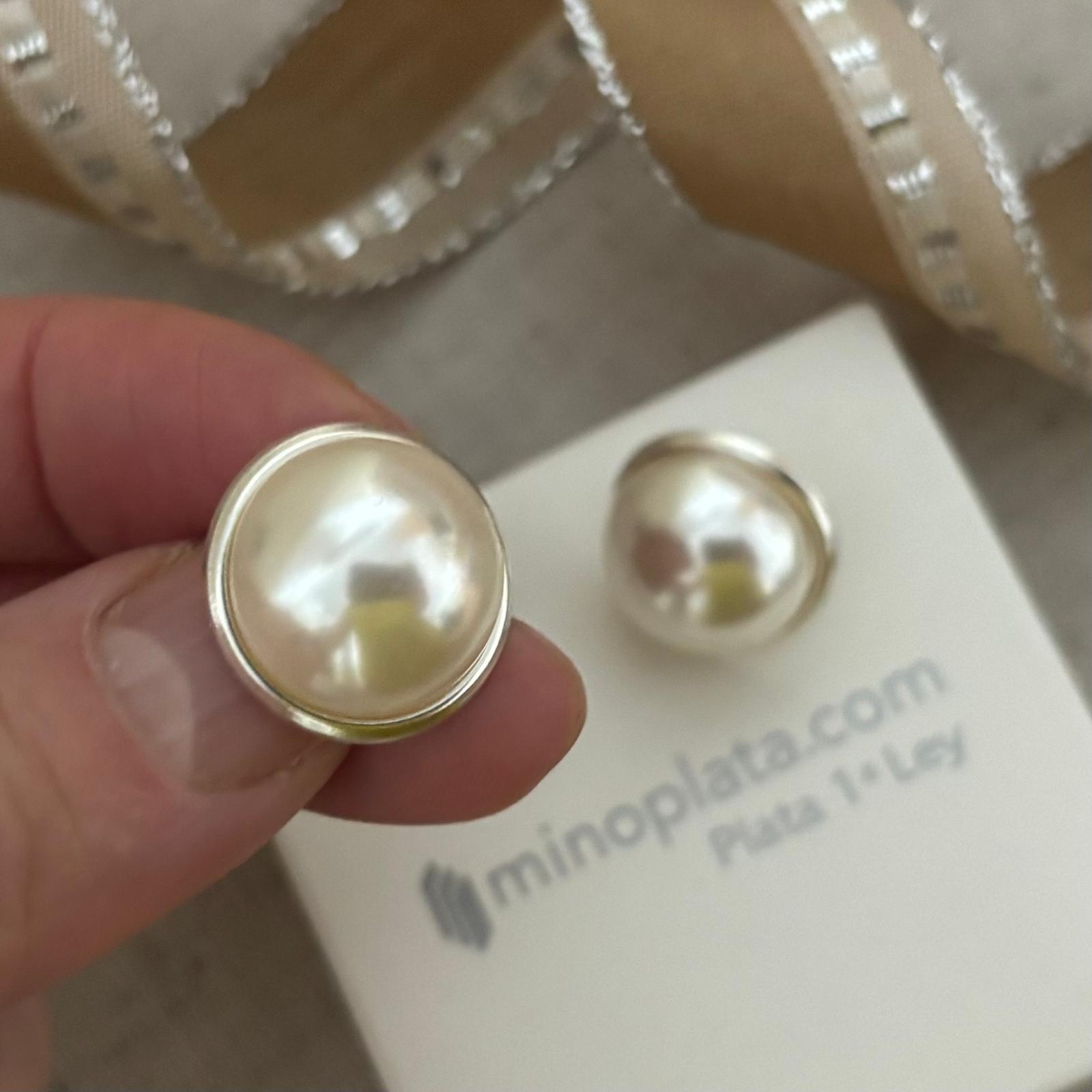 Pendiente media perla sintética 16mm con cerco y base de Plata de ley 925