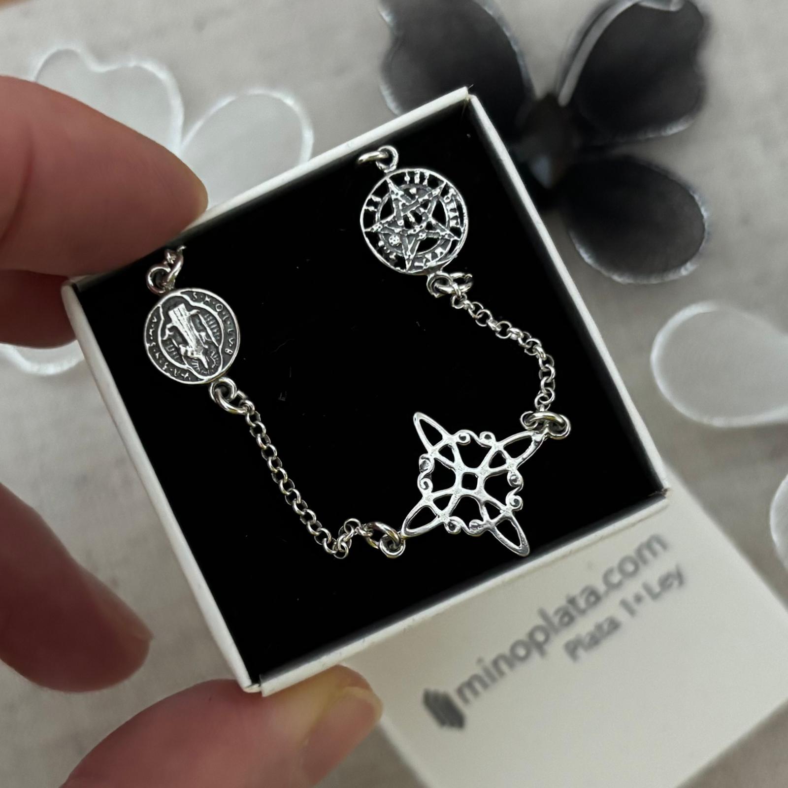 Pulsera de Plata nudo de bruja medalla San Benito y tetragramaton 3