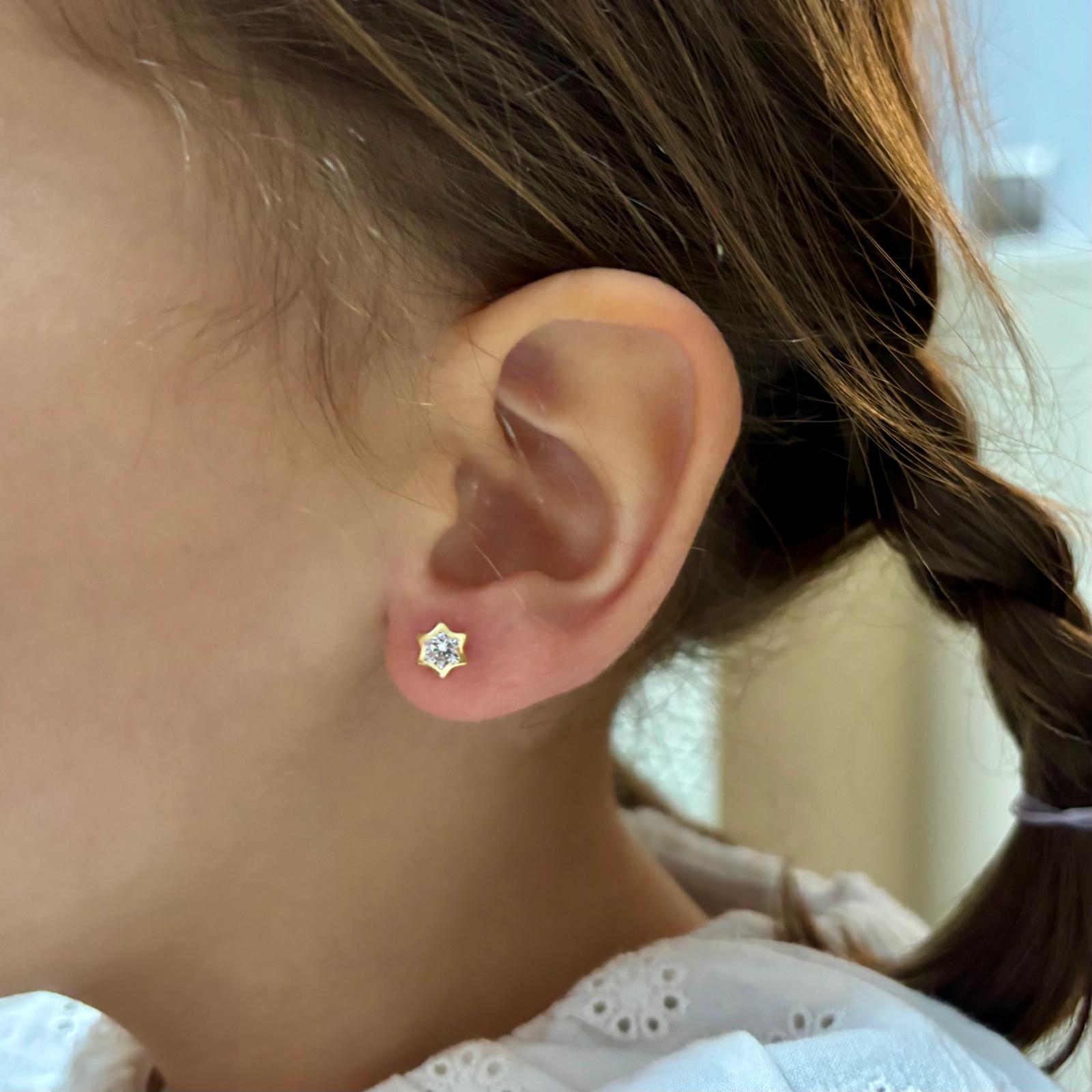 Pendientes infantiles estrella de Plata chapada en Oro con Circonita y cierre rosca seguridad
