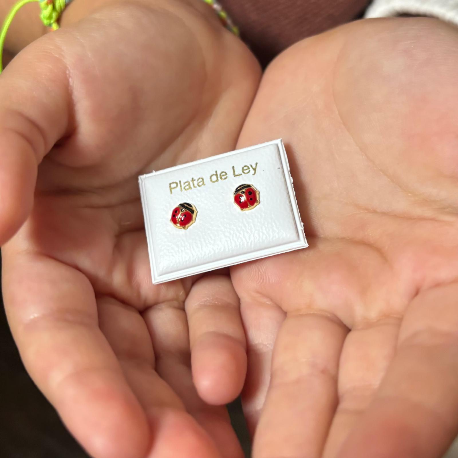 Pendientes infantiles mariquitas de Plata chapada en Oro con cierre rosca bebé