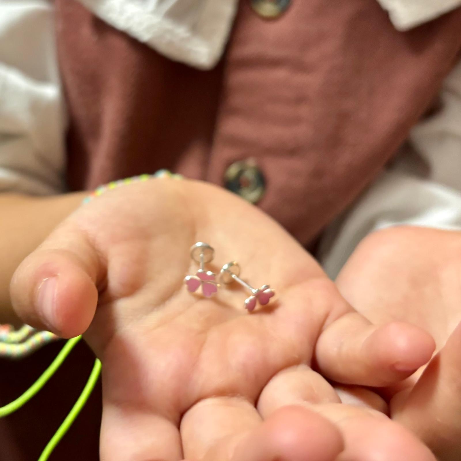 Pendientes infantiles tréboles de Plata y esmalte rosa con cierre rosca seguridad