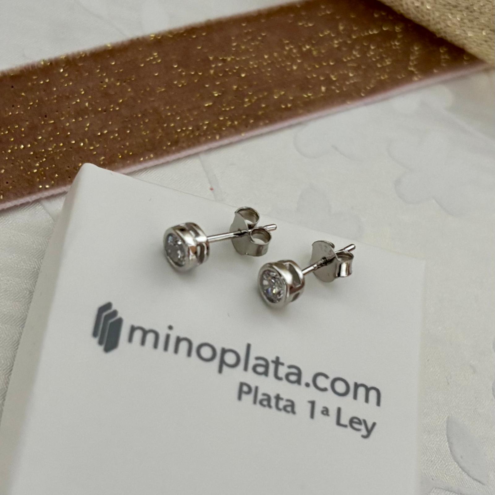 Pendientes Punto de Luz en Plata de Ley 925 con Circonita en Chatón 4mm