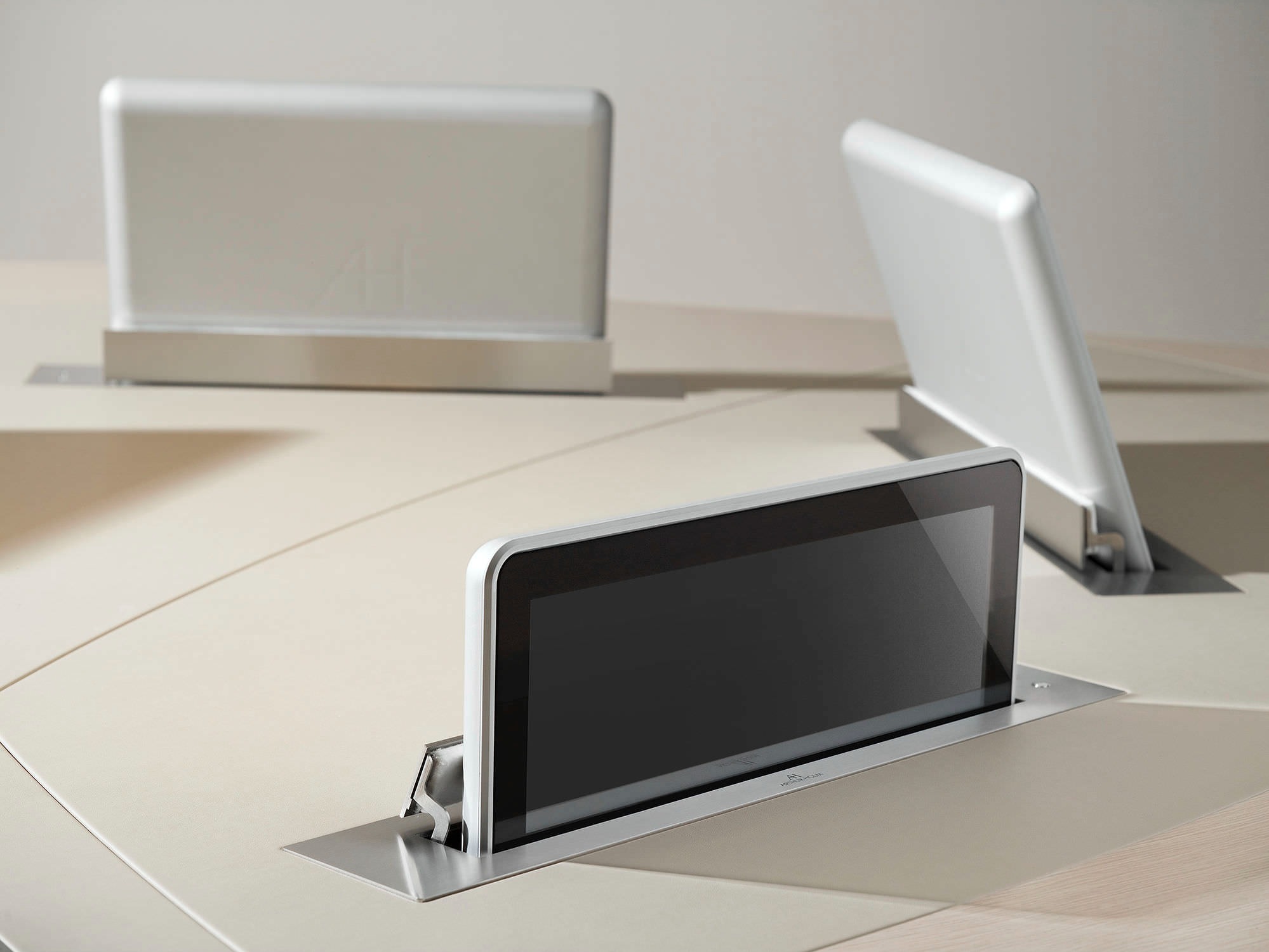 mesas de reuniones con tecnología integrada: arthur holm y teams meeting rooms