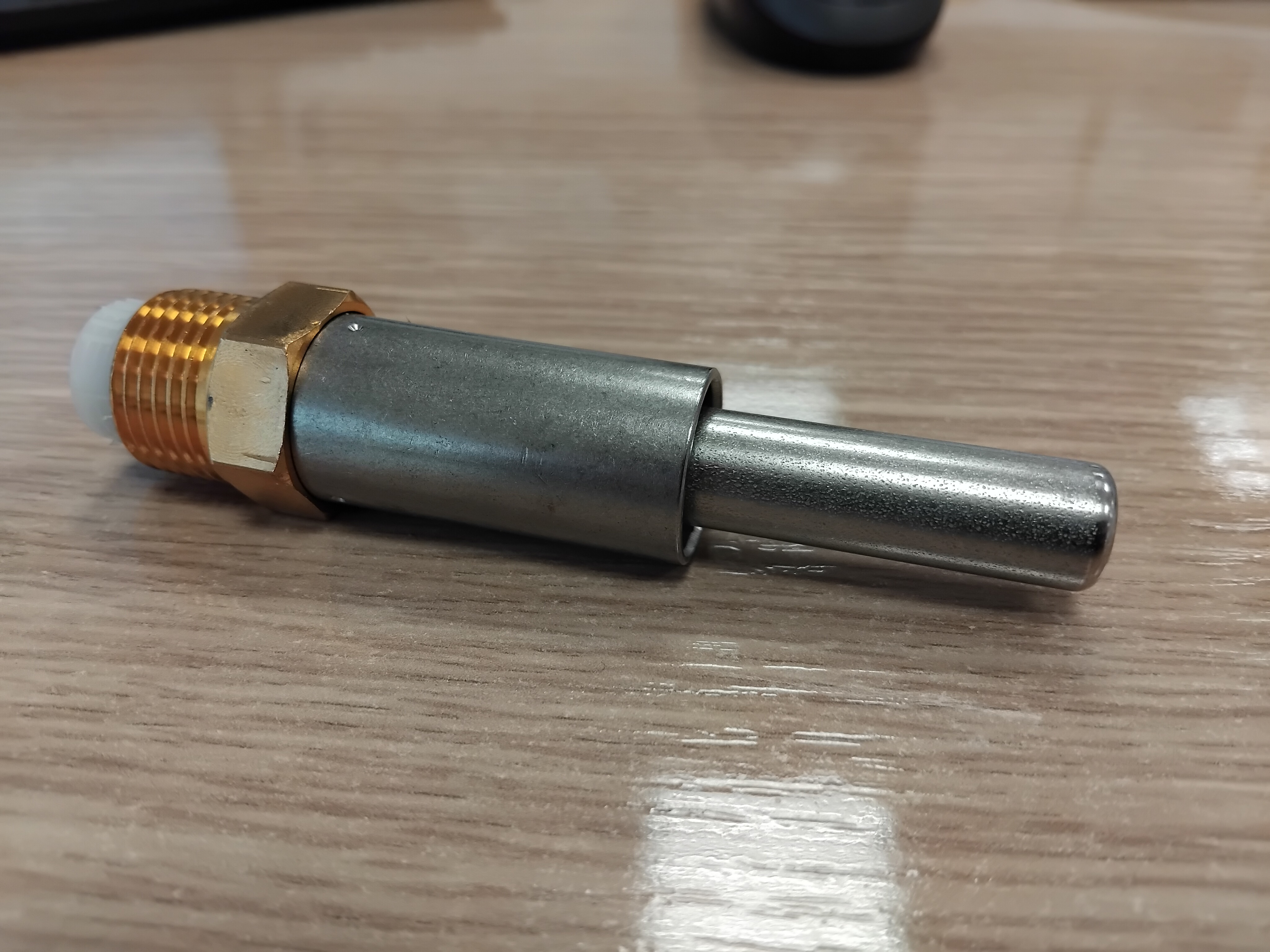 VALVULA HUMEDECEDORA MOD. P-132, INOX C/ CONECTOR LATON