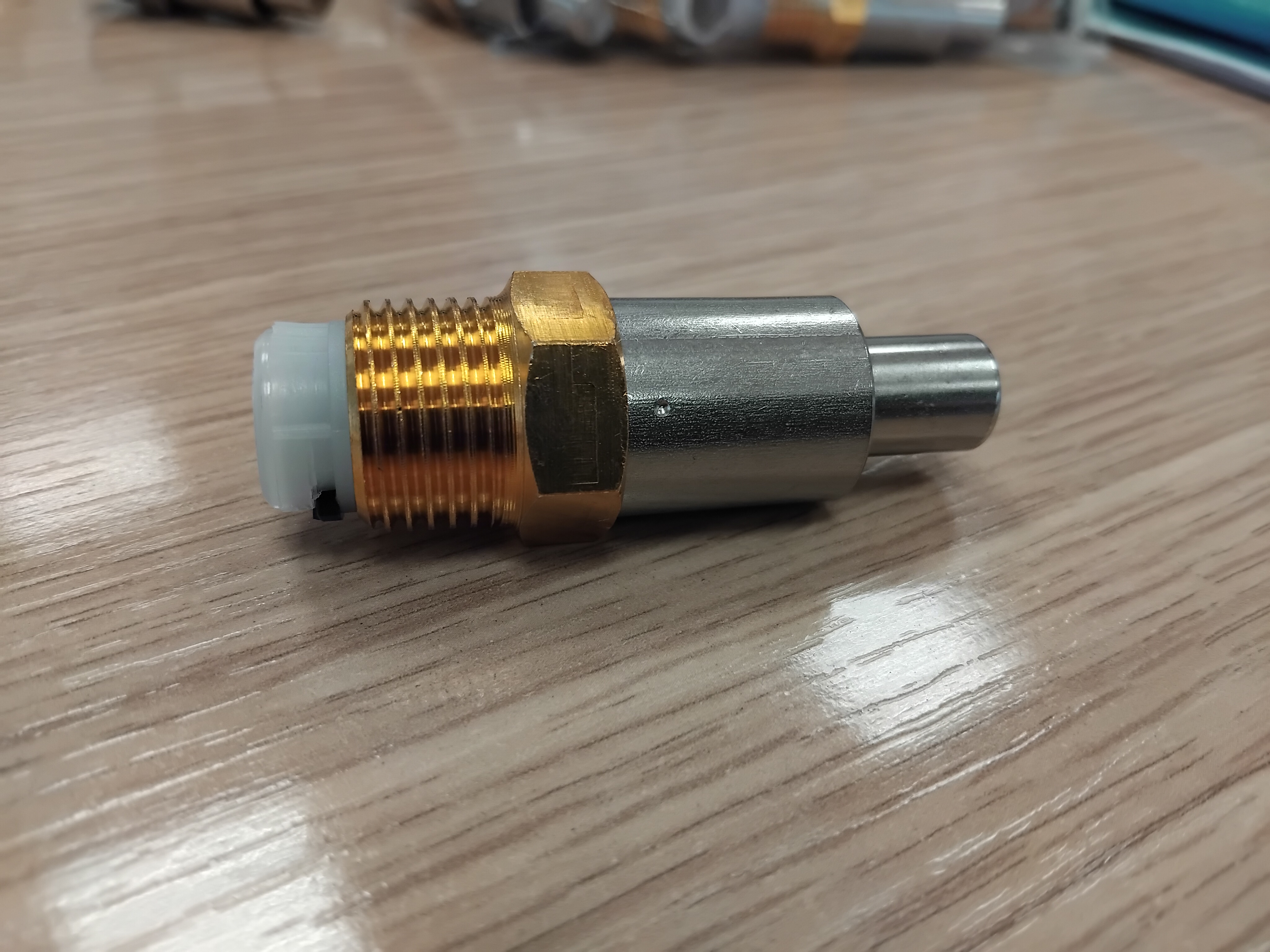 VALVULA HUMEDECEDORA MOD. P-131, 1/2"; INOX C/ CONECTOR LATON