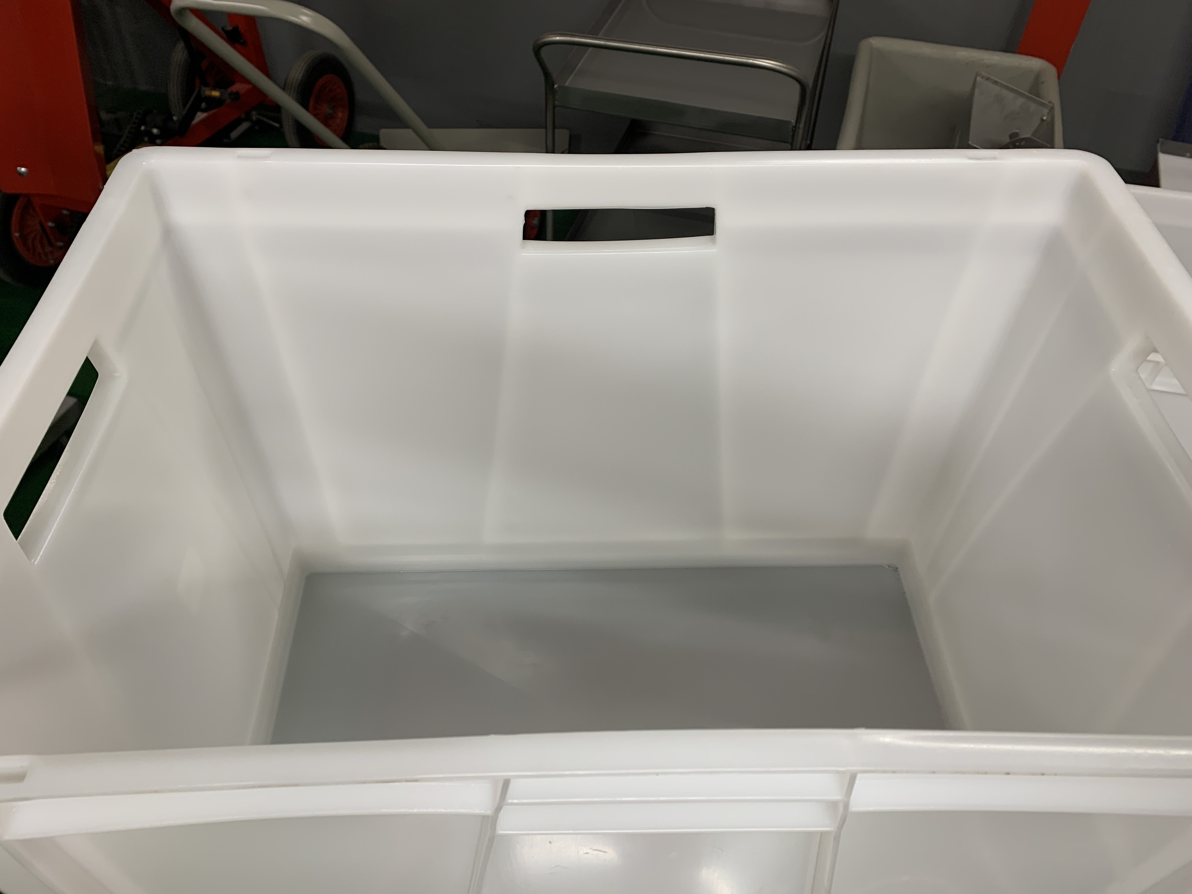 CAIXA 90 L. SUPORTES PARA FRANGOS 1