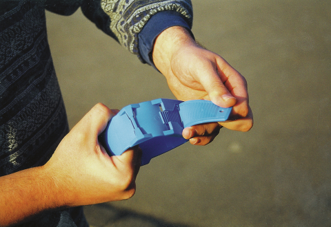 BRACELETE DE PLÁSTICO EM PELE DE VACA, AZUL
