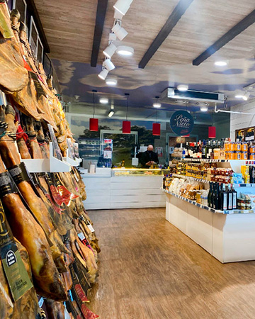 Jamones y Paletas Ibéricas colgadas Tienda Agramunt El Porquero