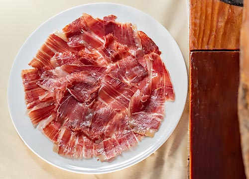 Plato de jamón cortado en lonchas