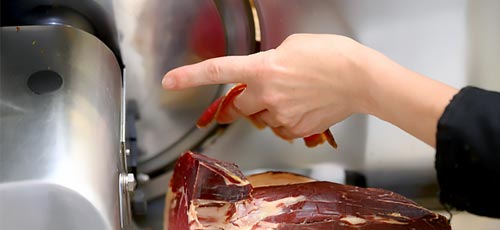 Plato de jamón cortado a máquina