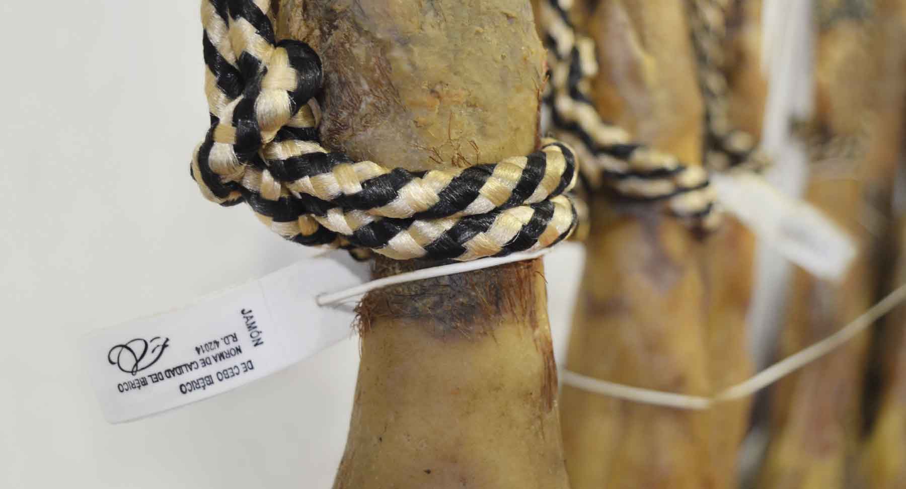 Jamón Etiqueta Blanca Colgados