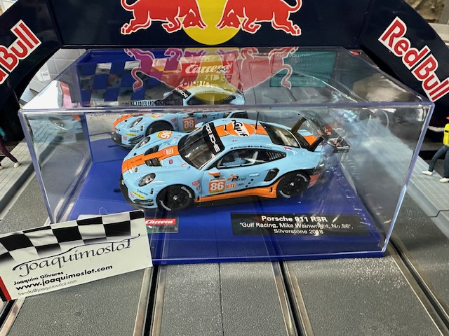 Carrera digital 32019 Porsche 911 RSR #86 Gulf Racing
