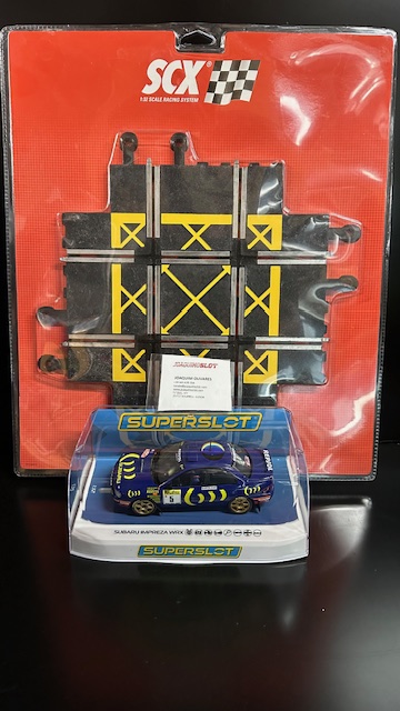 Scalextric 8409a Cruce 4 Carriles Pista Negra + Subaru Superslot
