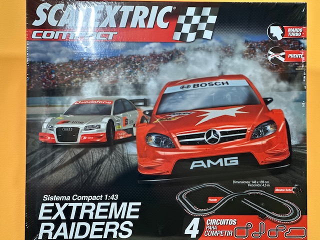 Scalextric Compact C10164S500 Extreme Raiders.