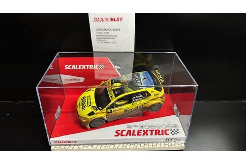 scalextric u10565s300 skoda fabia wrc2 cohete mud effect.