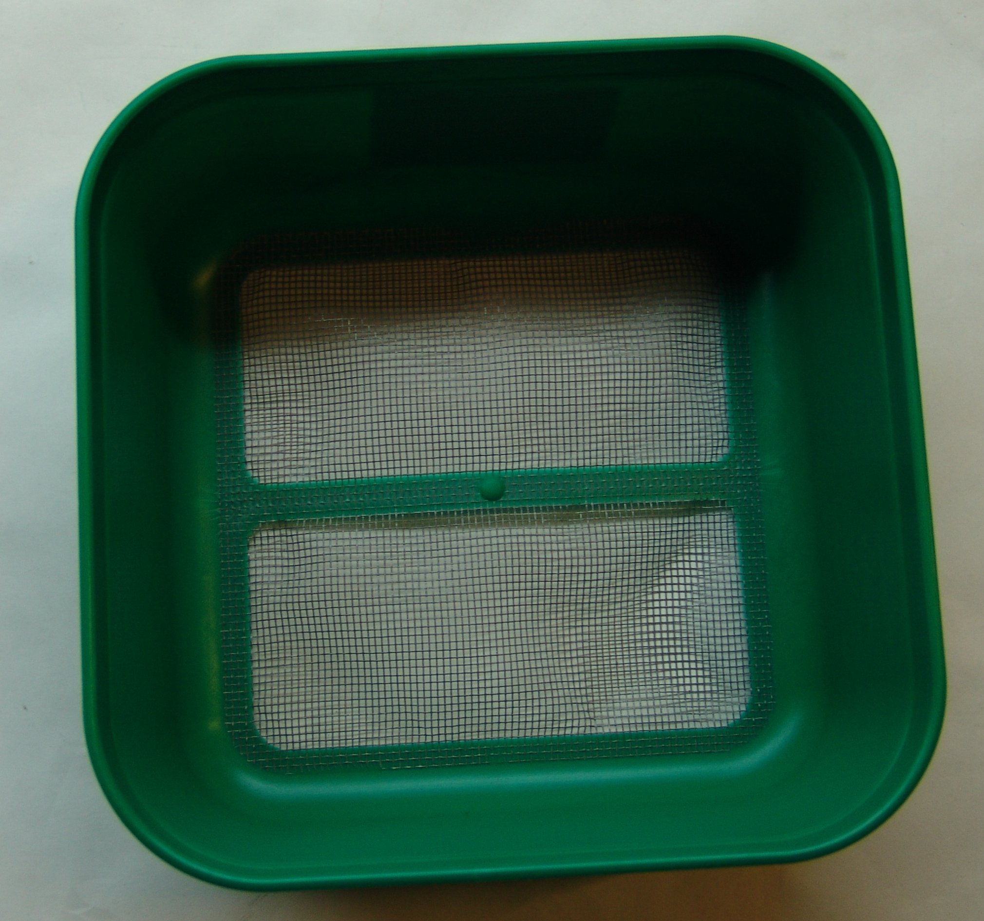 CAJA CUADRADA CON FONDO RED