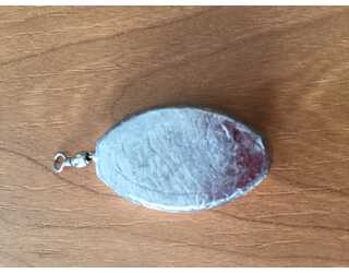 PLOMO OLIVA PLANA CON EMERILLON 130GR (unidad) PLOMO OLIVA PLANA CON EMERILLON 130GR (unidad)