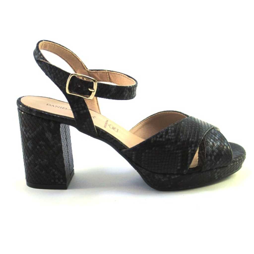 daniela vega 1604 black
