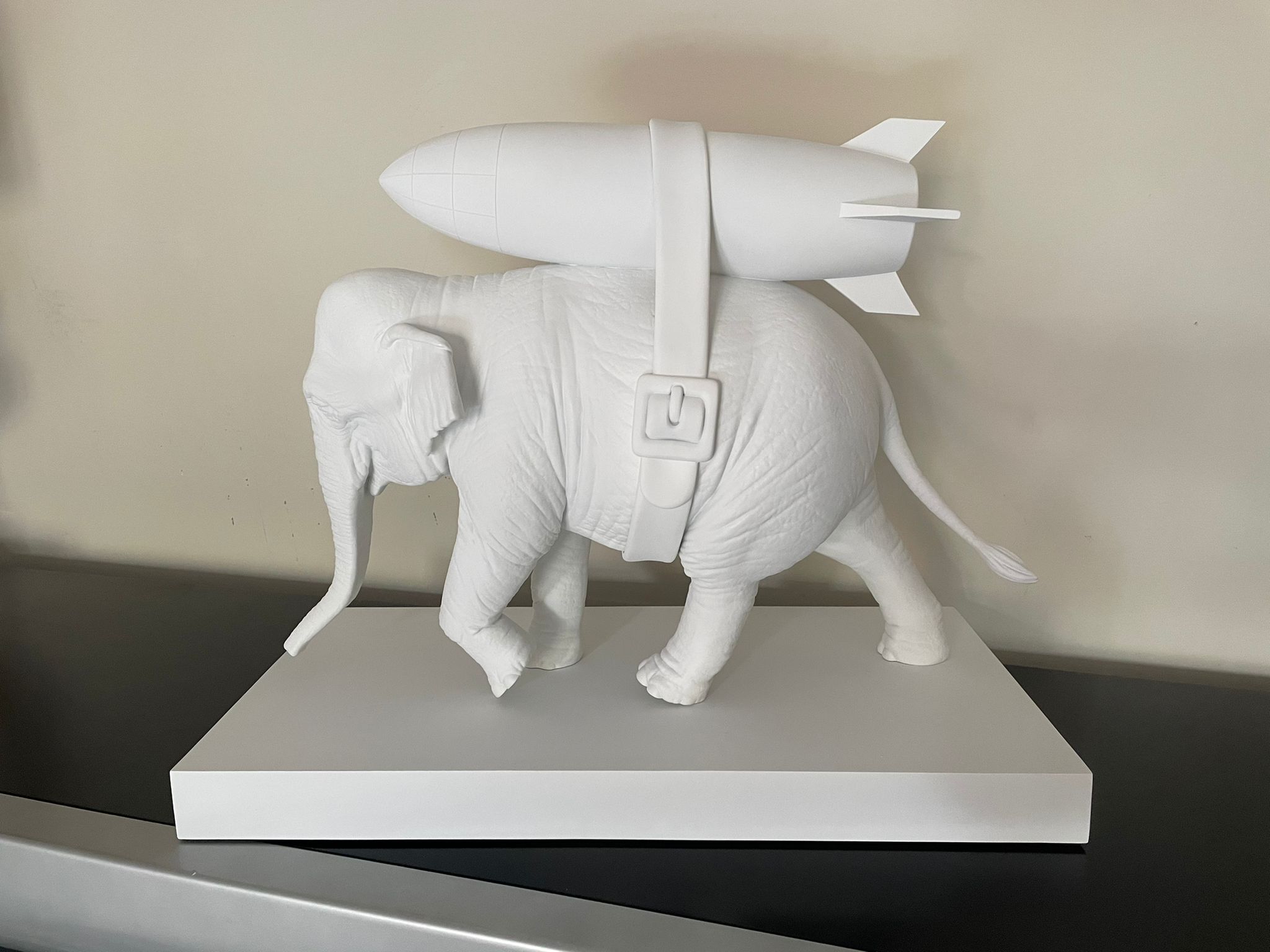 その他 banksy Elephant with Bomb ORIGINAL Ver. Banksy Elephant with Bomb Figure White, 2020 [Toys & Collectibles