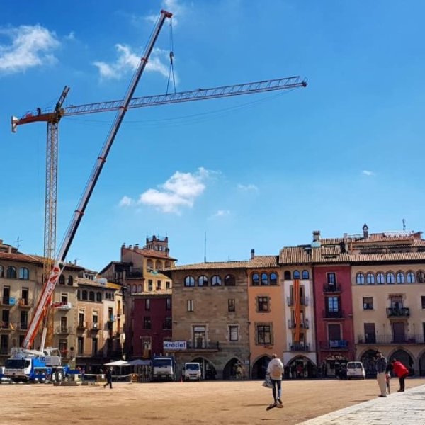 Projectem i legalitzem grues torre per a obres