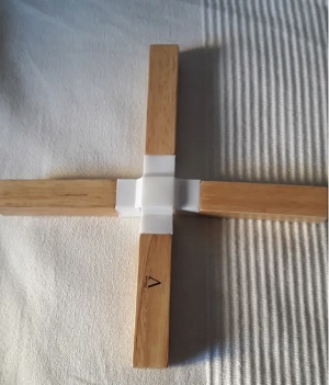 SALVAMANTEL CRUZ 20,3X20,3X1,5   CC15342